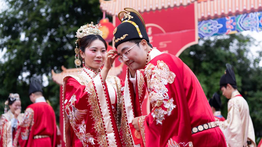 四川遂宁安居：黄峨古镇上演国潮婚俗秀“中式”浪漫情暖双节